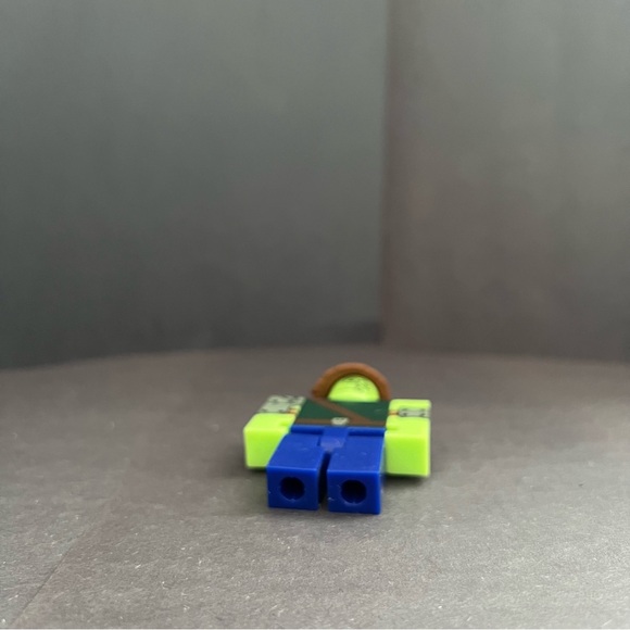 ROBLOX Celebrity SERIES 9 MONSTER ISLAND: BENTSTAFF MONSTER GRUMPY FACE - Picture 3 of 3